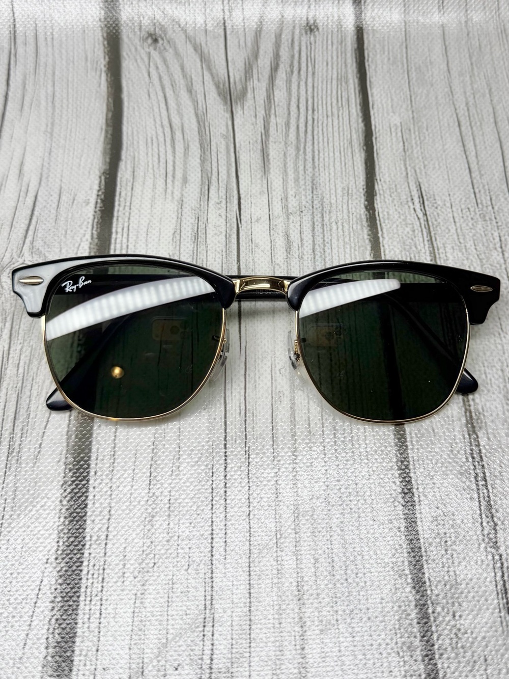 LIKE NEW Ray Bans Clubmaster Classic Polished Black On Gold RB3016 W0365 51-21